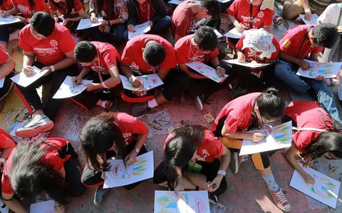 17.000 học sinh cùng vẽ để lập kỷ lục thế giới - Ảnh 4. 17.000 học sinh cùng vẽ để lập kỷ lục thế giới - Ảnh 4.