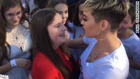 Katy Perry biểu diễn gây quỹ giúp nạn nhân lũ bùn ở California - Ảnh 5. Katy Perry biểu diễn gây quỹ giúp nạn nhân lũ bùn ở California - Ảnh 5.