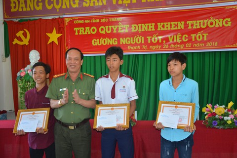 Khen thưởng 3 thiếu niên trả tiền cho người đánh rơi - Ảnh 1. Khen thưởng 3 thiếu niên trả tiền cho người đánh rơi - Ảnh 1.