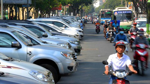 TP.HCM: đậu xe hơi dưới đường phải trả 40.000 đồng/giờ? - Ảnh 1. TP.HCM: đậu xe hơi dưới đường phải trả 40.000 đồng/giờ? - Ảnh 1.