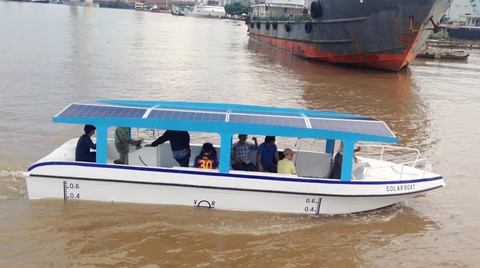 Tàu chở khách chạy bằng điện và năng lượng mặt trời - Ảnh 1. Tàu chở khách chạy bằng điện và năng lượng mặt trời - Ảnh 1.