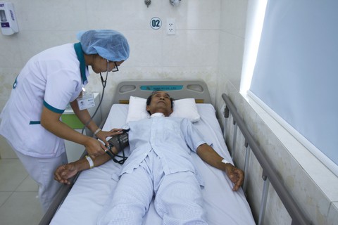 Đạn nằm trong ngực 46 năm, tạo túi máu to bằng quả cam - Ảnh 1. Đạn nằm trong ngực 46 năm, tạo túi máu to bằng quả cam - Ảnh 1.