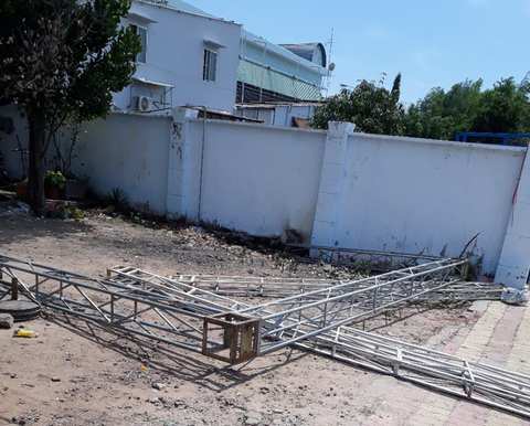 Khung sắt chạm dây điện, một người chết, nhiều người bỏng - Ảnh 2. Khung sắt chạm dây điện, một người chết, nhiều người bỏng - Ảnh 2.
