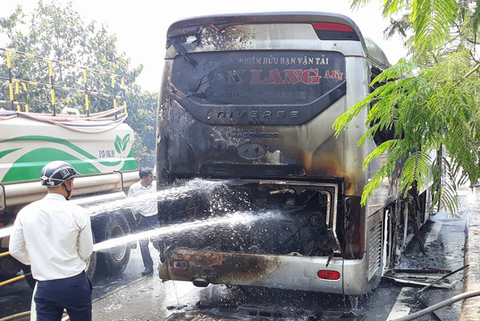 Hành khách tháo chạy khỏi xe khách bốc cháy ở Sài Gòn - Ảnh 1. Hành khách tháo chạy khỏi xe khách bốc cháy ở Sài Gòn - Ảnh 1.