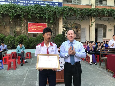 Tặng bằng khen, miễn học phí cho học sinh trả lại ví hơn 40 triệu - Ảnh 1. Tặng bằng khen, miễn học phí cho học sinh trả lại ví hơn 40 triệu - Ảnh 1.