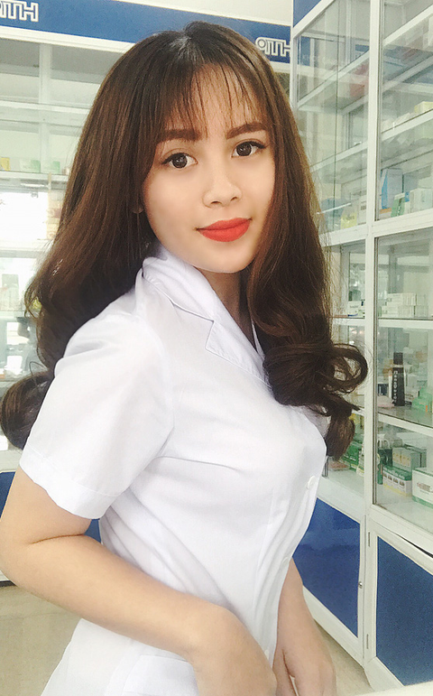 Dược sĩ 9x hút ngàn like nhờ ảnh áo blouse trắng - Ảnh 1. Dược sĩ 9x hút ngàn like nhờ ảnh áo blouse trắng - Ảnh 1.