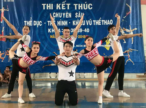 Nữ sinh lớp 10 học thể dục bằng cách... viết ra giấy - Ảnh 4. Nữ sinh lớp 10 học thể dục bằng cách... viết ra giấy - Ảnh 4.