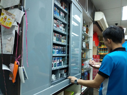 Buôn bán thuốc lá lậu ở Singapore, dính một lần là tàn đời - Ảnh 3. Buôn bán thuốc lá lậu ở Singapore, dính một lần là tàn đời - Ảnh 3.