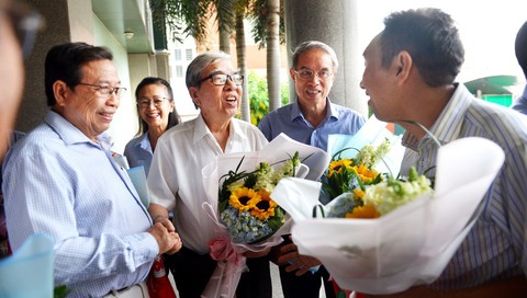 Ngày của mình, thầy thuốc canh cánh nghĩ cho người - Ảnh 1. Ngày của mình, thầy thuốc canh cánh nghĩ cho người - Ảnh 1.