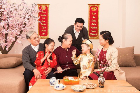 Sao yêu thương cứ phải chọn ngày Tết để thể hiện? - Ảnh 1. Sao yêu thương cứ phải chọn ngày Tết để thể hiện? - Ảnh 1.