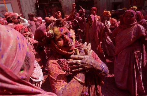 Góa phụ Ấn ăn mừng Holi, phá vỡ tập tục bất công - Ảnh 9. Góa phụ Ấn ăn mừng Holi, phá vỡ tập tục bất công - Ảnh 9.