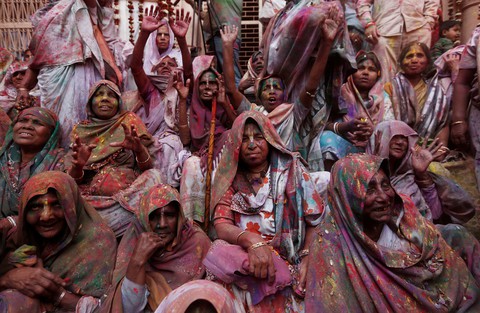 Góa phụ Ấn ăn mừng Holi, phá vỡ tập tục bất công - Ảnh 2. Góa phụ Ấn ăn mừng Holi, phá vỡ tập tục bất công - Ảnh 2.