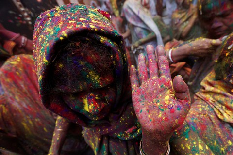 Góa phụ Ấn ăn mừng Holi, phá vỡ tập tục bất công - Ảnh 8. Góa phụ Ấn ăn mừng Holi, phá vỡ tập tục bất công - Ảnh 8.