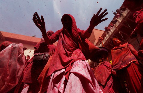Góa phụ Ấn ăn mừng Holi, phá vỡ tập tục bất công - Ảnh 11. Góa phụ Ấn ăn mừng Holi, phá vỡ tập tục bất công - Ảnh 11.