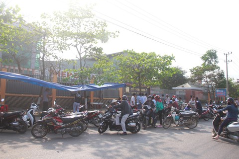 Sau đối thoại, dân tiếp tục đóng cửa 2 nhà máy thép - Ảnh 1. Sau đối thoại, dân tiếp tục đóng cửa 2 nhà máy thép - Ảnh 1.