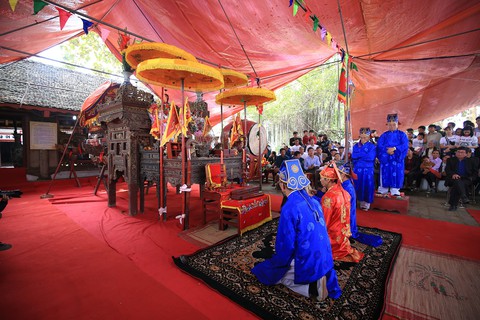 Hàng trăm thanh niên đầm mình dưới bùn tranh cướp phết - Ảnh 3. Hàng trăm thanh niên đầm mình dưới bùn tranh cướp phết - Ảnh 3.