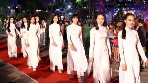 Tôi yêu áo dài Việt Nam - Ảnh 1. Tôi yêu áo dài Việt Nam - Ảnh 1.