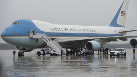 Tổng thống Trump đàm phán được chuyên cơ mới giá gần 4 tỉ USD - Ảnh 1. Tổng thống Trump đàm phán được chuyên cơ mới giá gần 4 tỉ USD - Ảnh 1.