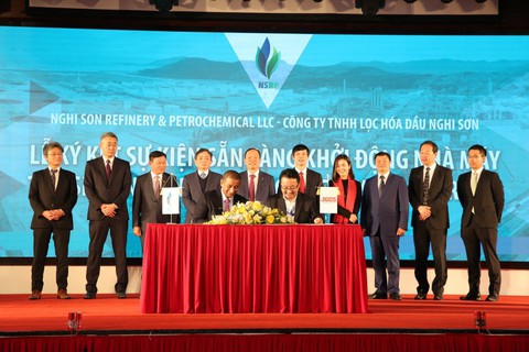 Nhà máy lọc dầu 9 tỉ đô Nghi Sơn chuẩn bị sản xuất xăng A95 - Ảnh 2. Nhà máy lọc dầu 9 tỉ đô Nghi Sơn chuẩn bị sản xuất xăng A95 - Ảnh 2.