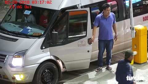 Tài xế phong tỏa trạm T2 BOT Quốc lộ 91 nguyên đêm - Ảnh 2. Tài xế phong tỏa trạm T2 BOT Quốc lộ 91 nguyên đêm - Ảnh 2.