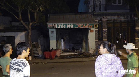 Cháy tiệm tóc, 2 người chết: Chồng đánh vợ bằng búa, khóa chặt cửa - Ảnh 1. Cháy tiệm tóc, 2 người chết: Chồng đánh vợ bằng búa, khóa chặt cửa - Ảnh 1.