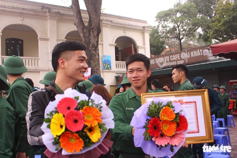 Gần 2.000 thanh niên thủ đô tình nguyện nhập ngũ - Ảnh 4. Gần 2.000 thanh niên thủ đô tình nguyện nhập ngũ - Ảnh 4.