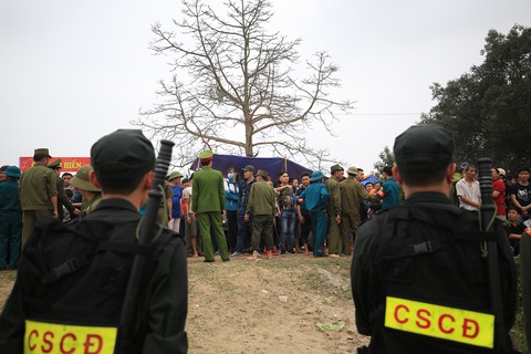 Hàng trăm thanh niên đầm mình dưới bùn tranh cướp phết - Ảnh 4. Hàng trăm thanh niên đầm mình dưới bùn tranh cướp phết - Ảnh 4.