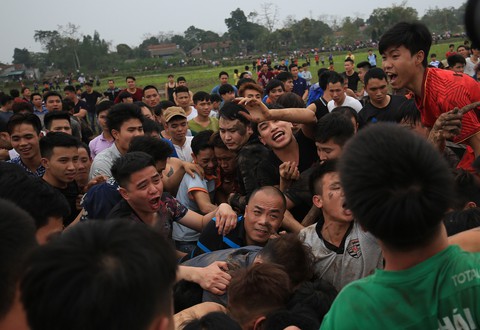 Hàng trăm thanh niên đầm mình dưới bùn tranh cướp phết - Ảnh 7. Hàng trăm thanh niên đầm mình dưới bùn tranh cướp phết - Ảnh 7.