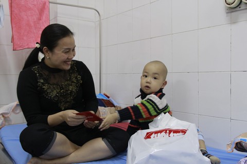Ước mơ của Thúy mang Tết đến cho bệnh nhi ung thư - Ảnh 3. Ước mơ của Thúy mang Tết đến cho bệnh nhi ung thư - Ảnh 3.