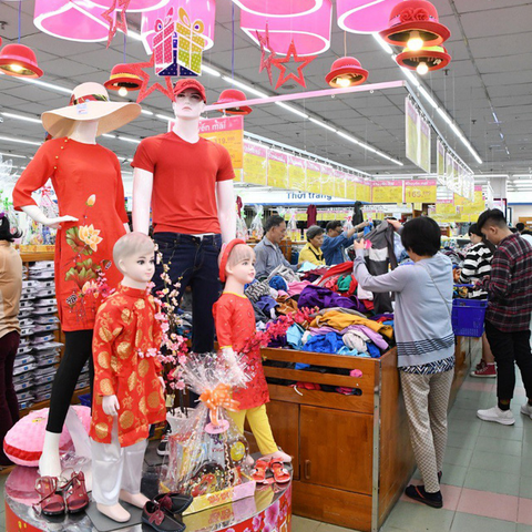 Giò chả, bánh kẹo, đồ trang trí Tết đồng loạt giảm giá mạnh tại Co.opmart - Ảnh 1. Giò chả, bánh kẹo, đồ trang trí Tết đồng loạt giảm giá mạnh tại Co.opmart - Ảnh 1.