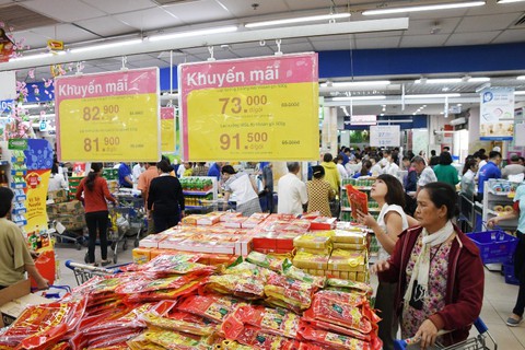 Giò chả, bánh kẹo, đồ trang trí Tết đồng loạt giảm giá mạnh tại Co.opmart - Ảnh 2. Giò chả, bánh kẹo, đồ trang trí Tết đồng loạt giảm giá mạnh tại Co.opmart - Ảnh 2.