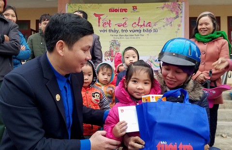 500 phần quà tết đến tay học sinh vùng bão Quảng Bình - Ảnh 1. 500 phần quà tết đến tay học sinh vùng bão Quảng Bình - Ảnh 1.