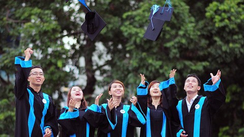Đào tạo thạc sĩ: Con gà đẻ trứng vàng! - Ảnh 1. Đào tạo thạc sĩ: Con gà đẻ trứng vàng! - Ảnh 1.