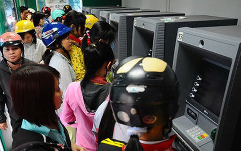 Các ngân hàng sẽ vẫn tăng phí ATM, chờ thời điểm hợp lý - Ảnh 1. Các ngân hàng sẽ vẫn tăng phí ATM, chờ thời điểm hợp lý - Ảnh 1.