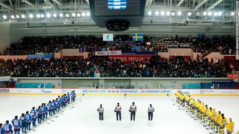 Đội hockey nữ liên Triều đấu giao lưu với đội Thụy Điển - Ảnh 2. Đội hockey nữ liên Triều đấu giao lưu với đội Thụy Điển - Ảnh 2.