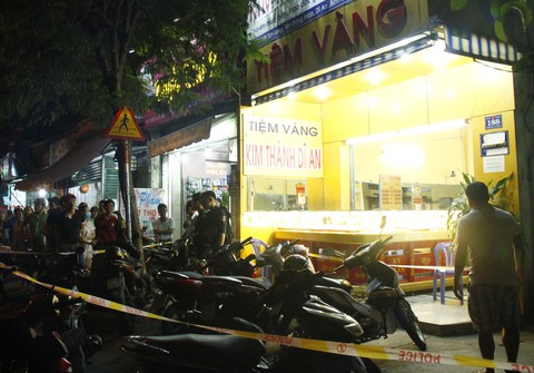 Táo tợn cướp tiệm vàng tại Bình Dương - Ảnh 1. Táo tợn cướp tiệm vàng tại Bình Dương - Ảnh 1.
