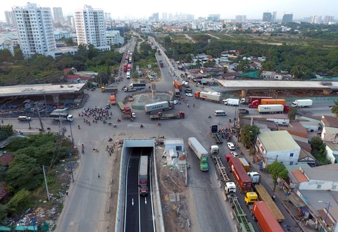 TP.HCM dồn sức giải quyết kẹt xe Cát Lái - Ảnh 2. TP.HCM dồn sức giải quyết kẹt xe Cát Lái - Ảnh 2.