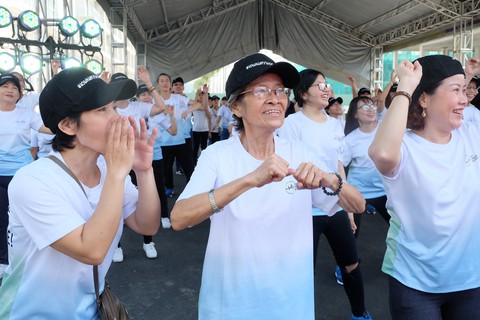 Chiến binh ung thư hào hứng nhảy flashmob - Ảnh 5. Chiến binh ung thư hào hứng nhảy flashmob - Ảnh 5.