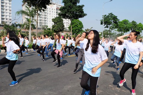 Chiến binh ung thư hào hứng nhảy flashmob - Ảnh 4. Chiến binh ung thư hào hứng nhảy flashmob - Ảnh 4.