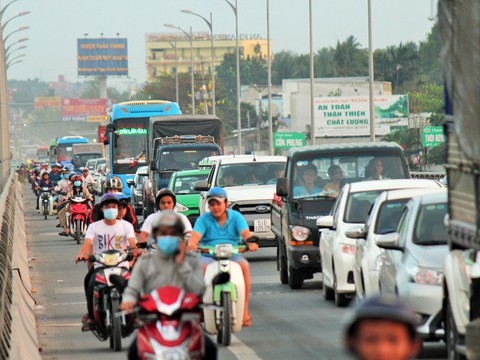 Chưa tết, cầu Rạch Miễu đã quá tải - Ảnh 2. Chưa tết, cầu Rạch Miễu đã quá tải - Ảnh 2.