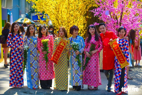 Giới trẻ Sài Gòn xuống phố chụp hình đón tết - Ảnh 5. Giới trẻ Sài Gòn xuống phố chụp hình đón tết - Ảnh 5.