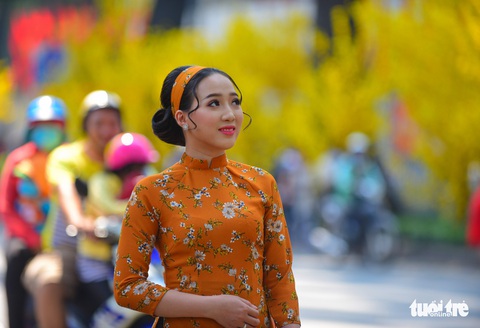 Giới trẻ Sài Gòn xuống phố chụp hình đón tết - Ảnh 6. Giới trẻ Sài Gòn xuống phố chụp hình đón tết - Ảnh 6.