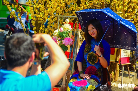 Giới trẻ Sài Gòn xuống phố chụp hình đón tết - Ảnh 11. Giới trẻ Sài Gòn xuống phố chụp hình đón tết - Ảnh 11.