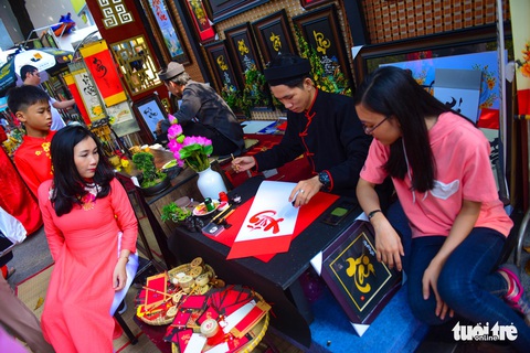 Giới trẻ Sài Gòn xuống phố chụp hình đón tết - Ảnh 16. Giới trẻ Sài Gòn xuống phố chụp hình đón tết - Ảnh 16.