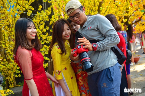 Giới trẻ Sài Gòn xuống phố chụp hình đón tết - Ảnh 21. Giới trẻ Sài Gòn xuống phố chụp hình đón tết - Ảnh 21.