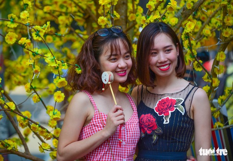 Giới trẻ Sài Gòn xuống phố chụp hình đón tết - Ảnh 22. Giới trẻ Sài Gòn xuống phố chụp hình đón tết - Ảnh 22.