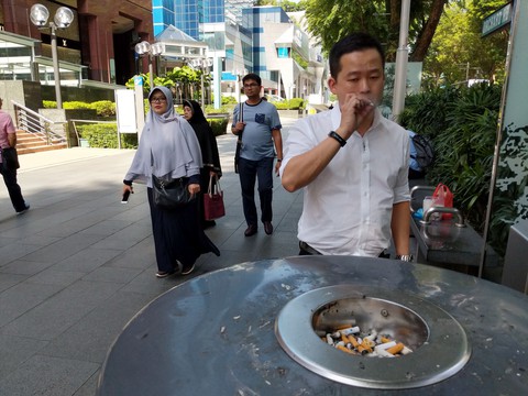 Người Việt mất 26 triệu đồng vì điếu thuốc lá ở Singapore - Ảnh 1. Người Việt mất 26 triệu đồng vì điếu thuốc lá ở Singapore - Ảnh 1.