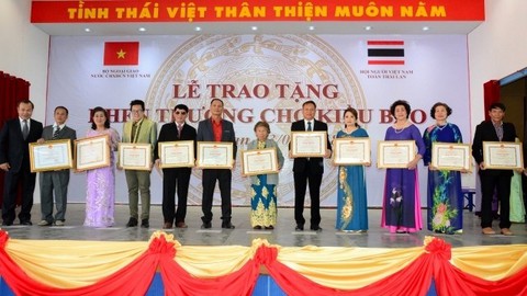 Tặng thưởng cho 700 Việt kiều ở Thái Lan - Ảnh 1. Tặng thưởng cho 700 Việt kiều ở Thái Lan - Ảnh 1.