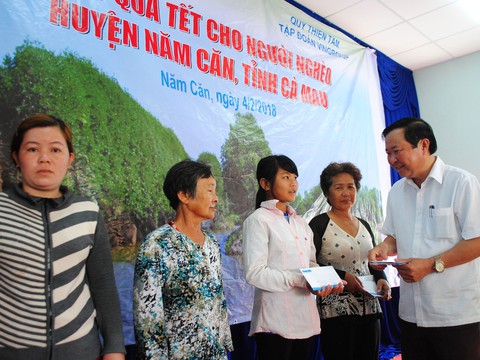 Quà Tết báo Tuổi Trẻ đến với người nghèo Cà Mau - Ảnh 2. Quà Tết báo Tuổi Trẻ đến với người nghèo Cà Mau - Ảnh 2.