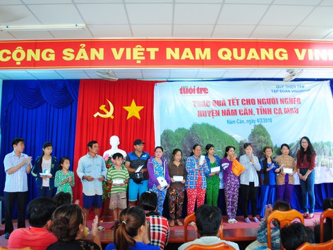 Quà Tết báo Tuổi Trẻ đến với người nghèo Cà Mau - Ảnh 1. Quà Tết báo Tuổi Trẻ đến với người nghèo Cà Mau - Ảnh 1.